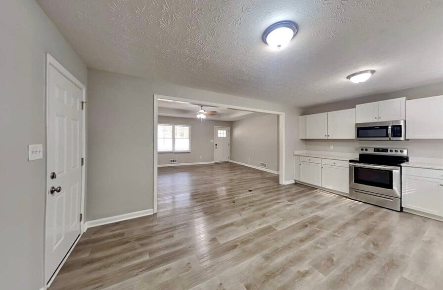 Building Photo - 301 E Country Woods Dr