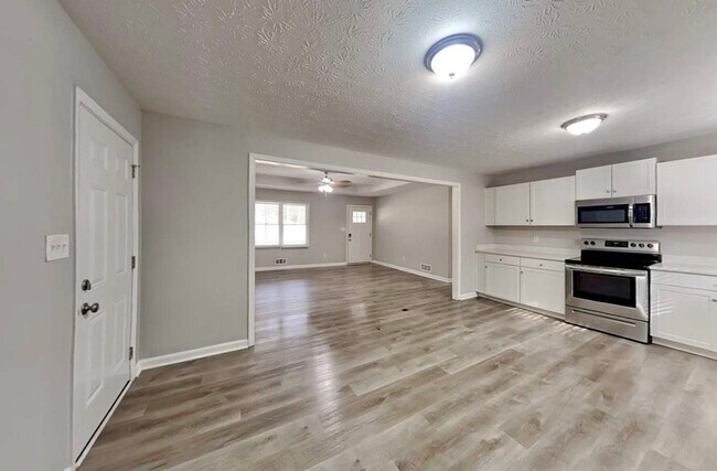 Building Photo - 301 E Country Woods Dr