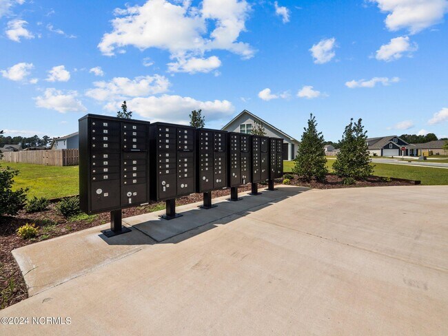 Building Photo - 525 Birdsong Dr