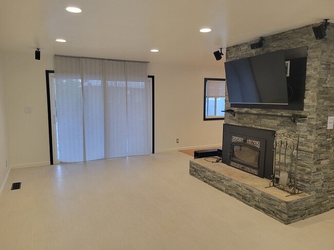 Building Photo - 485 Redwood Way