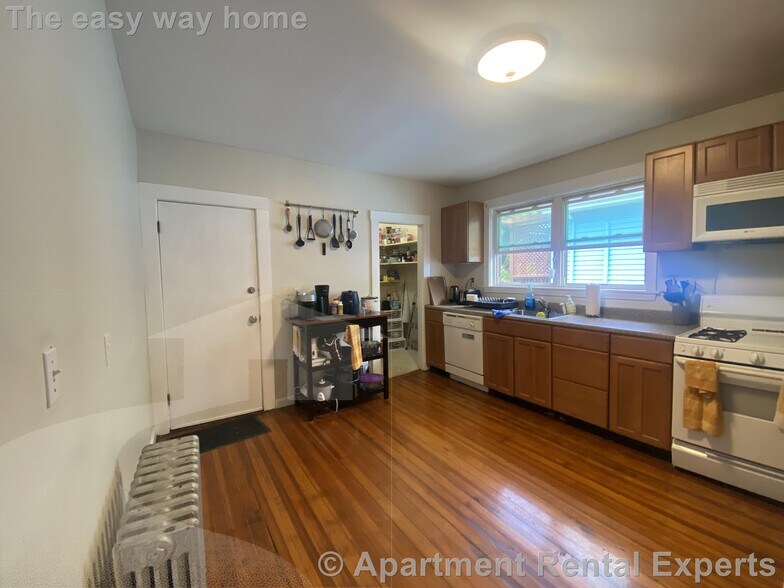 Building Photo - 24-26 Burnham St Unit #2