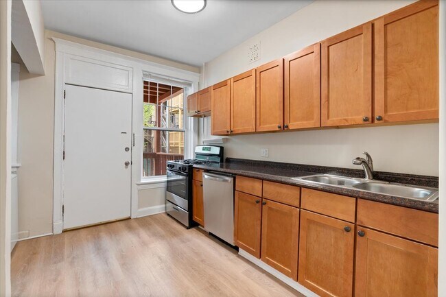 Building Photo - 3145 W Lyndale St