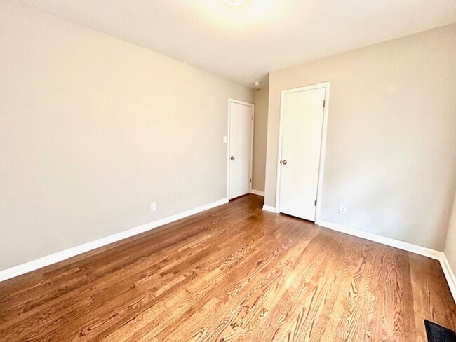 Building Photo - $500 Move In Special-or-$100 off monthly r...