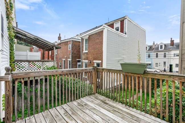 Building Photo - Three Bedroom + Den in the Heart of Bloomfield - Available October 10th!