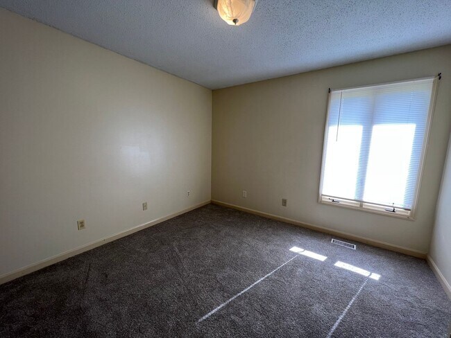 Building Photo - 104 Cambridge Ln