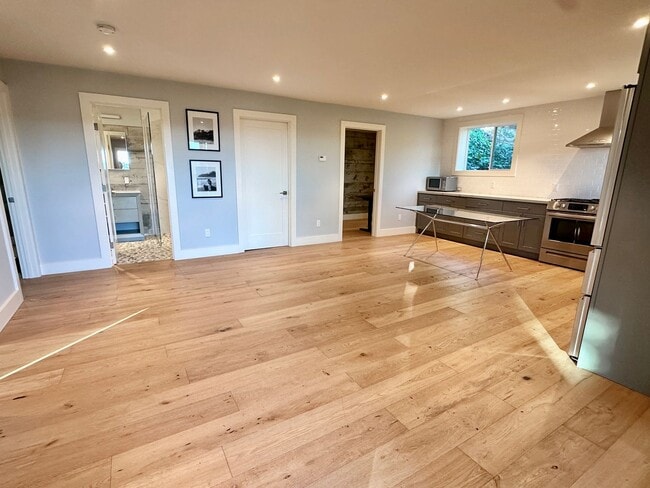 Building Photo - Fairfax Hillside Flat w/Valley Views