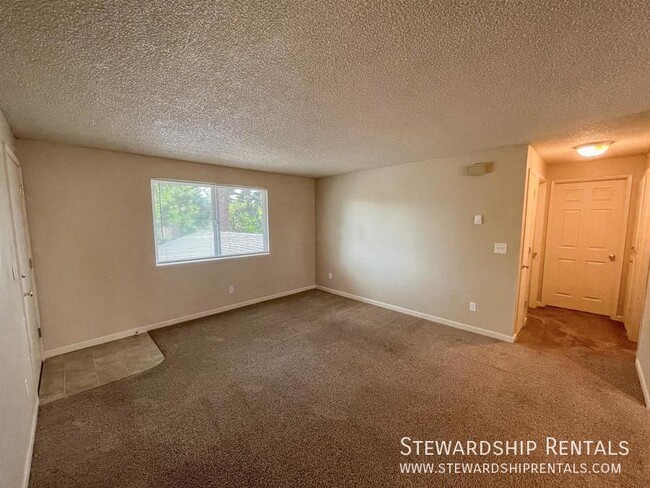 Building Photo - 2 bedroom apartment in Salem!