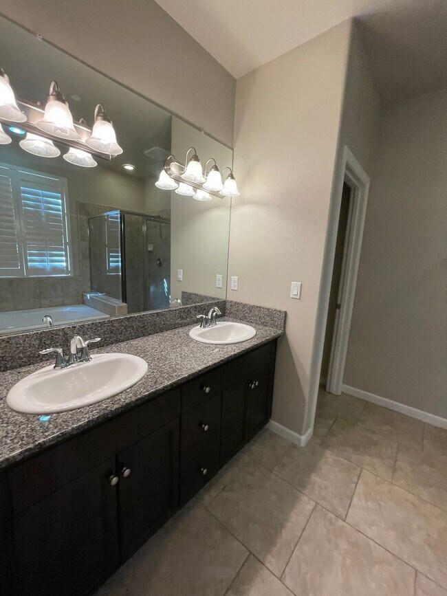 Building Photo - Lovely Clovis home, coming soon!