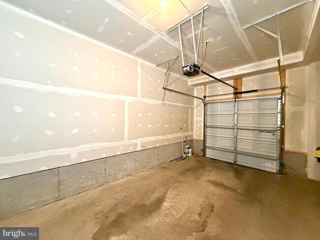 Building Photo - 4812 Crest View Dr