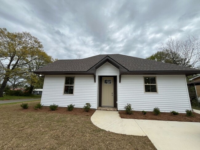 Building Photo - Two bedroom one bath home
