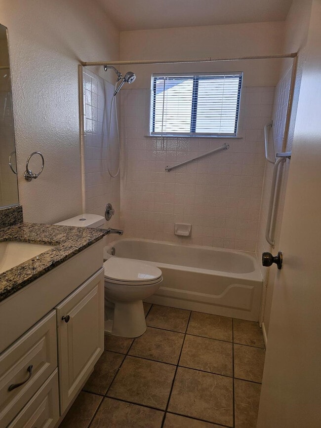 Building Photo - 4900 Loma Loop