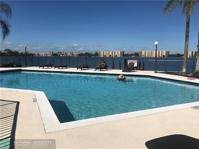 Building Photo - 112 Lake Emerald Dr