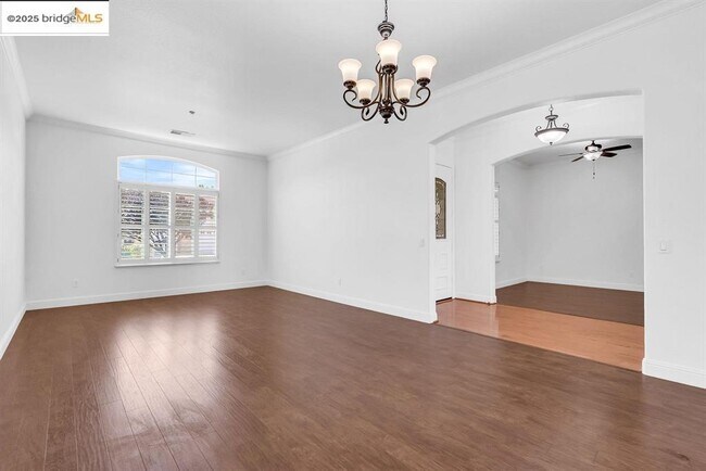 Building Photo - 909 Suntan Ln