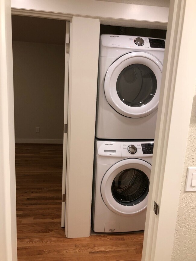 Building Photo - Juneau University Court Storage-W/D-Parking-Pets