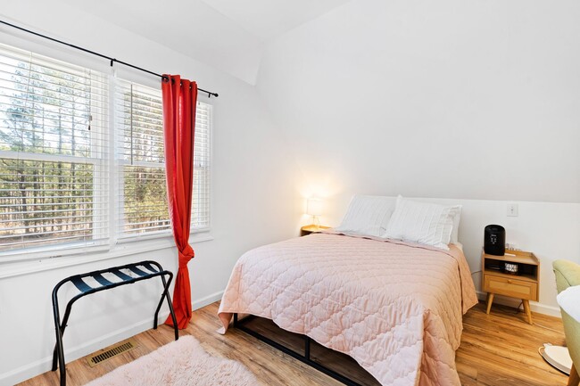 Building Photo - Tranquil loft retreat with open floorplan!...