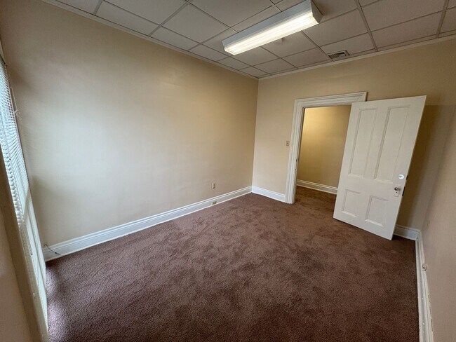 Building Photo - Apartment located inside beautiful historcal home in Lynchburg!