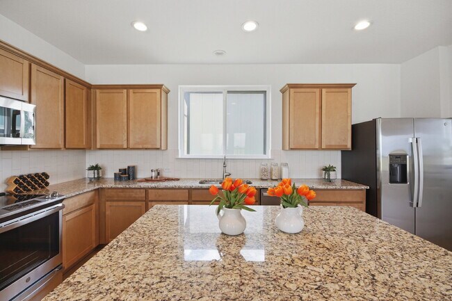 Building Photo - Townhome With Fenced Yard, Neighborhood Pickleball Court, Dog Park, Yard Maintenance Paid