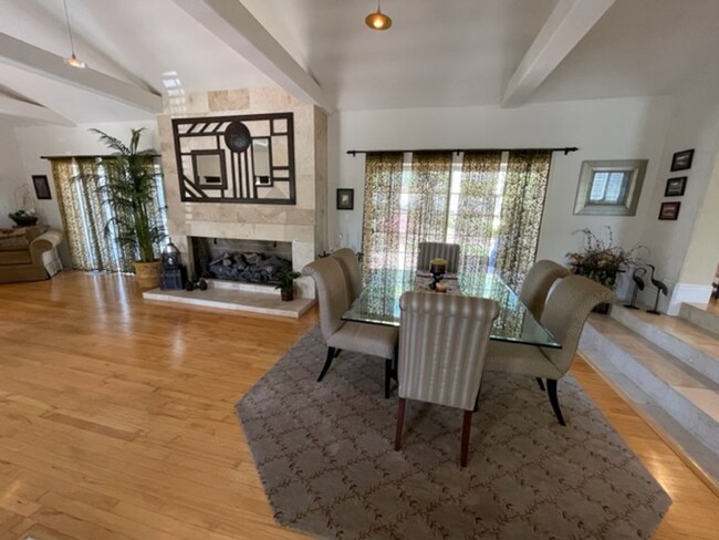 Building Photo - Gorgeous updated single level home in S.Wa...