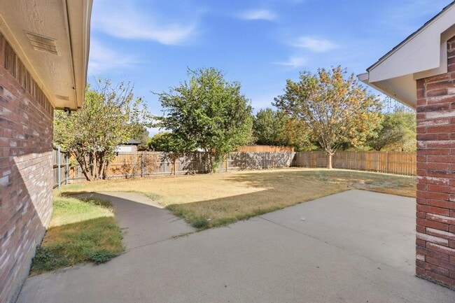 Building Photo - 100 Oak Hollow Ln