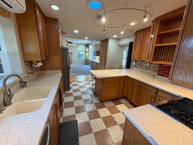 Building Photo - 4 Bed 3 Bath In West Alamo