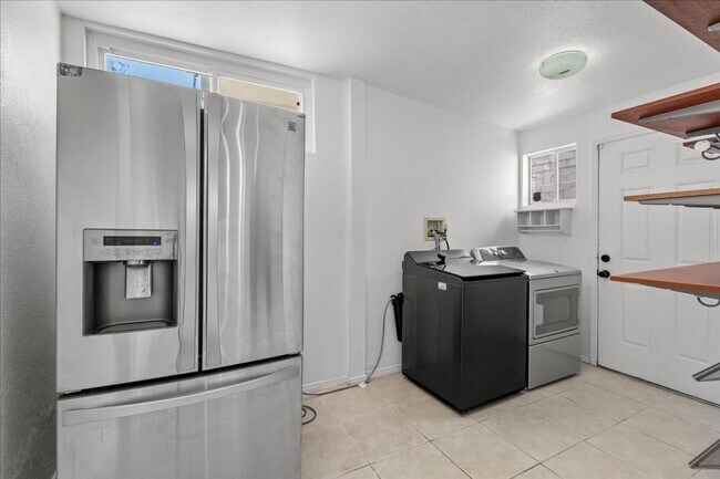 Building Photo - Stylish and Updated North Inglewood House ...