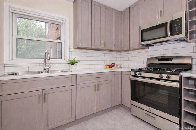 Building Photo - 330 S Broadway