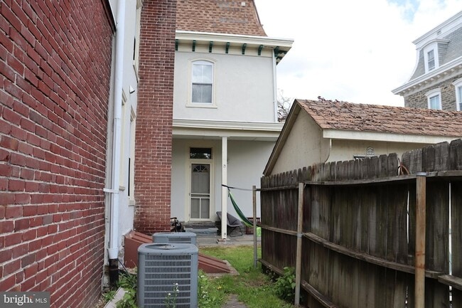 Building Photo - 421 Lyceum Ave