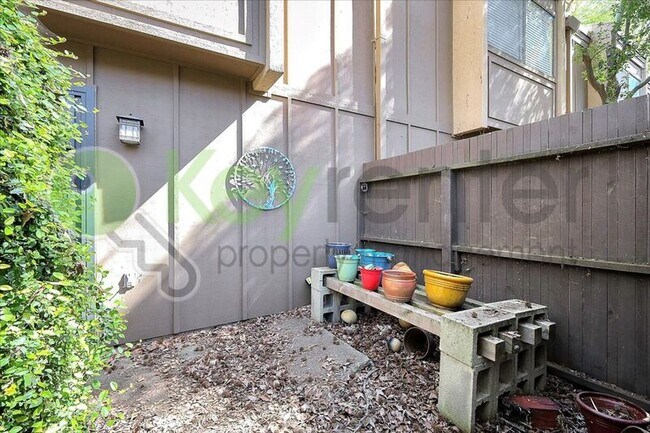 Building Photo - 2254 Woodside Ln