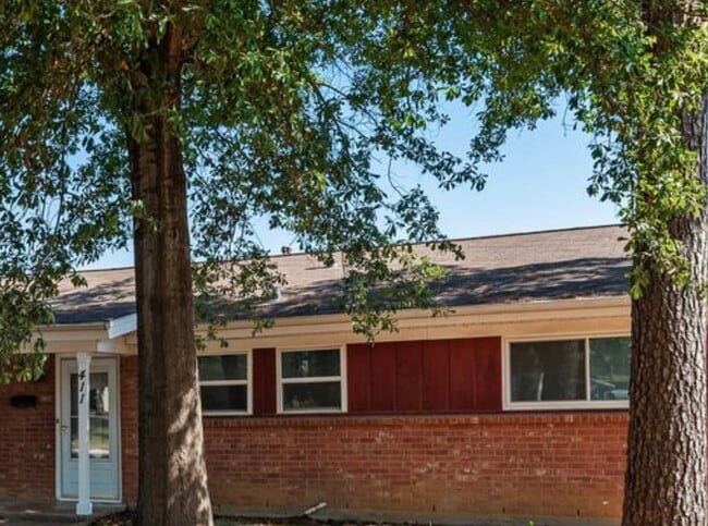 Building Photo - 411 Yorkshire Dr