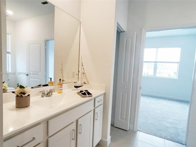 Building Photo - 400 SE Crossoak Ln