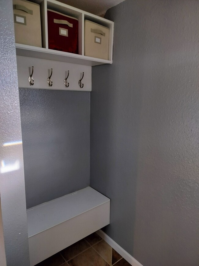 Building Photo - 130 NW Carrie Cir