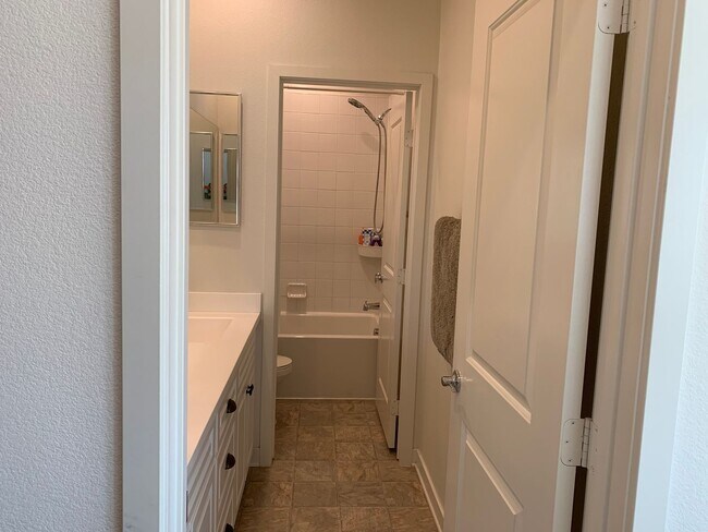 Building Photo - Beautiful Home 4bed/3 bath
