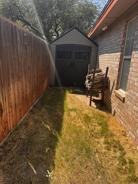 Building Photo - 403 Crenshaw Dr