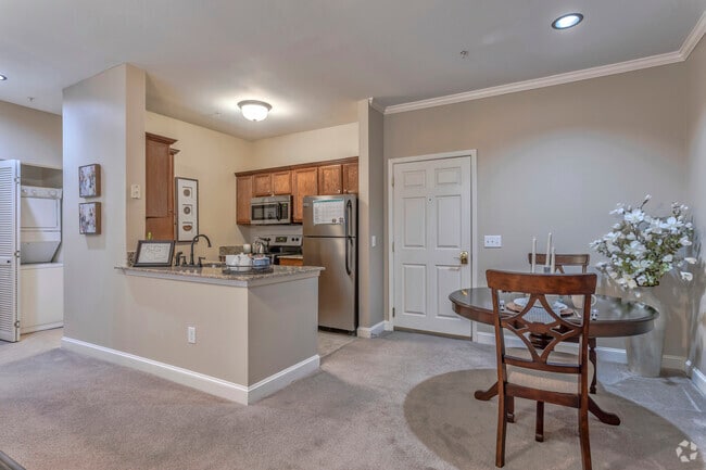 1BR, 1BA - 653 SF Manchester - Kitchen/Dining Area - The Reserve at North Dallas