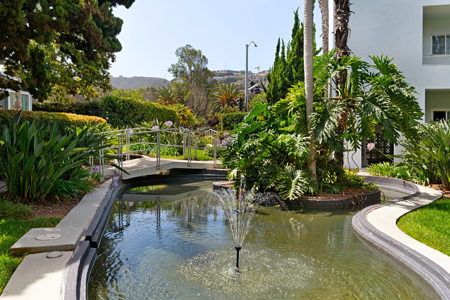 Building Photo - 2352 Torrey Pines Rd