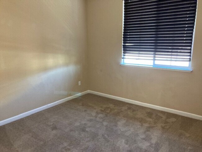 Building Photo - 2285 Rutland Ct