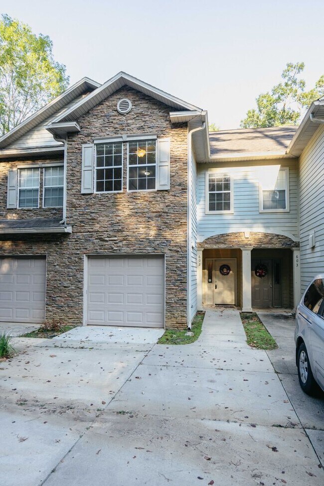 Building Photo - Beautiful 3 Bedroom 2 1/2 Bath Condo