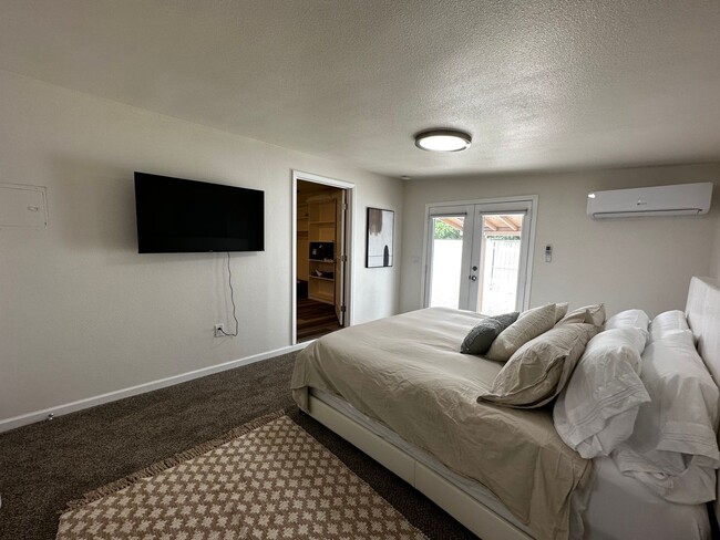 Building Photo - Beautiful Newly Remodeled Furnished Home: ...