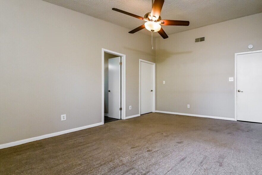 Building Photo - 510 Oak Creek Dr