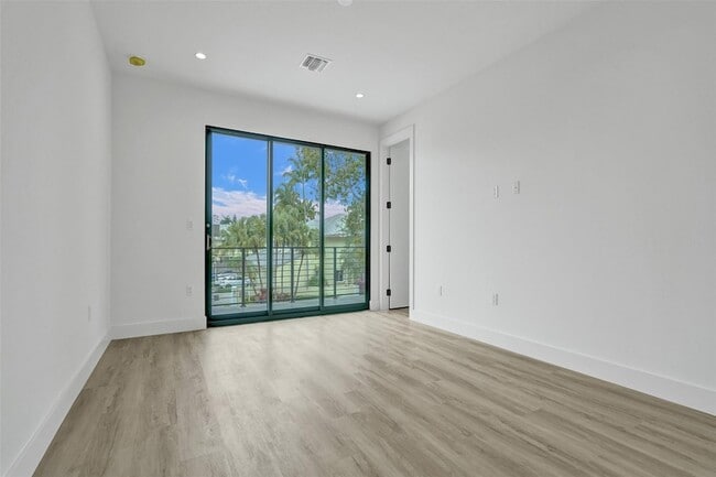 Building Photo - 606 SW 7th Ave