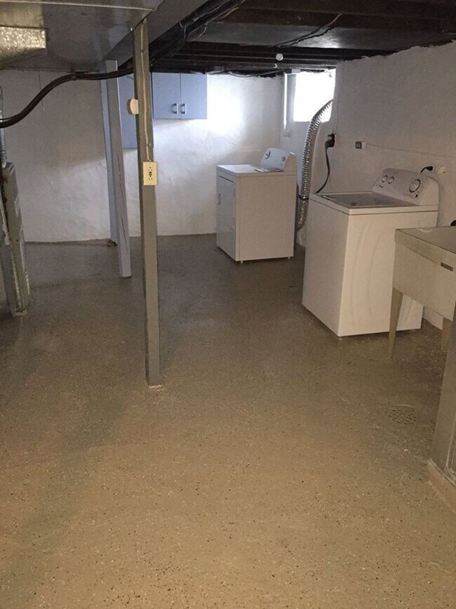 Building Photo - Beautiful South Side Renovation -- Convenience of the flats, peace and quiet of a dead end street!