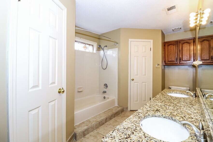 Building Photo - 1611 Oaken Bucket Dr