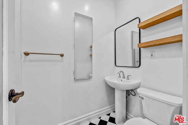 Building Photo - 3930 La Crescenta Ave