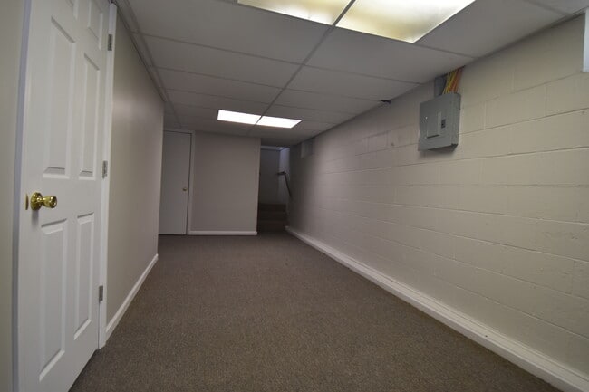 Building Photo - 814 S Eastside Dr