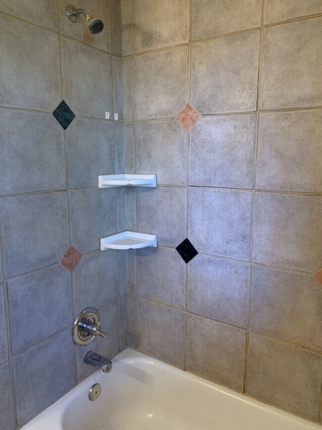 Building Photo - STUDENTS WELCOME! Spacious 5 Bed 2 Bath Ranch Home