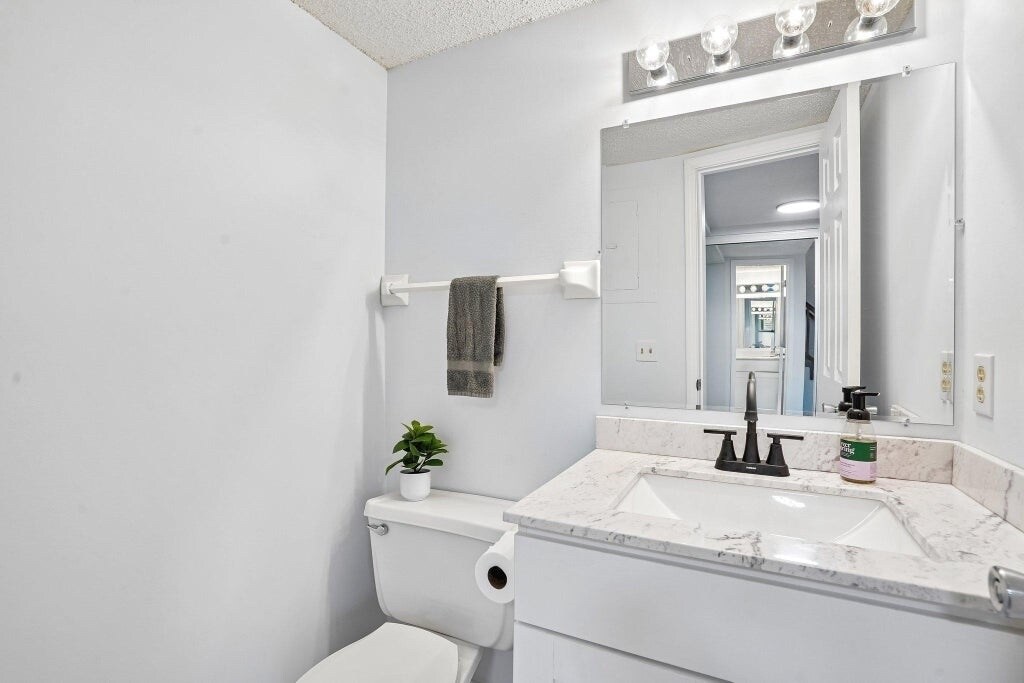 Building Photo - 18669 Clear View Ct