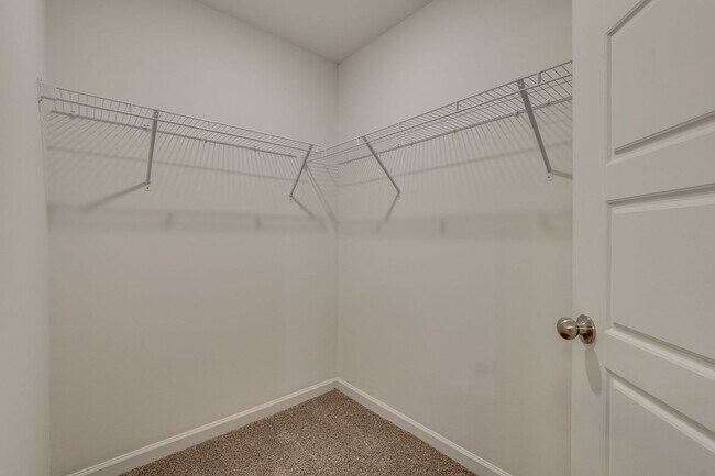 Building Photo - Live in Style and Comfort in Sought-After ...