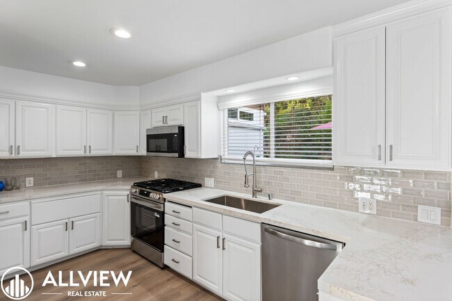 Building Photo - OCEAN VIEWS! Renovated 2 Bed, 2.5 Bath Townhome in San Clemente!