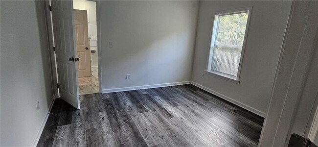 Building Photo - 647 Maple Grove Way