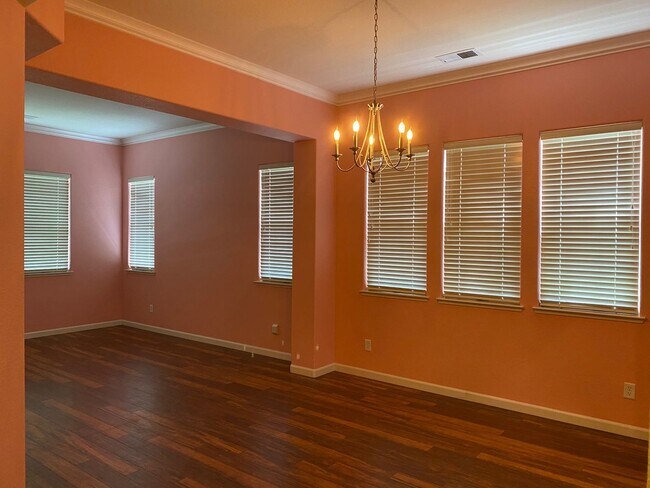 Building Photo - Huge 3 Bed 2 Bath + Den Golf Course Hom...